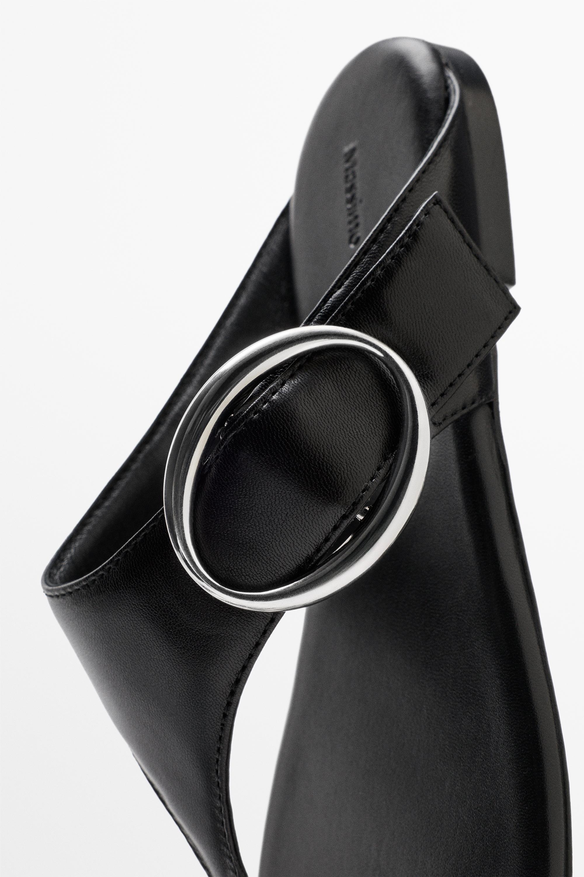 Leather sandals with metal ring
